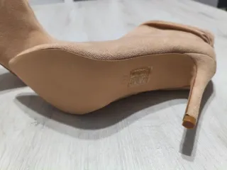 Botines de tacón rosa palo para mujer.