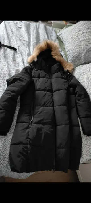 Plumífero negro mujer Zara