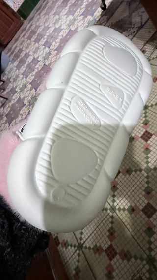 Zapatillas de peluche rosas y blancas