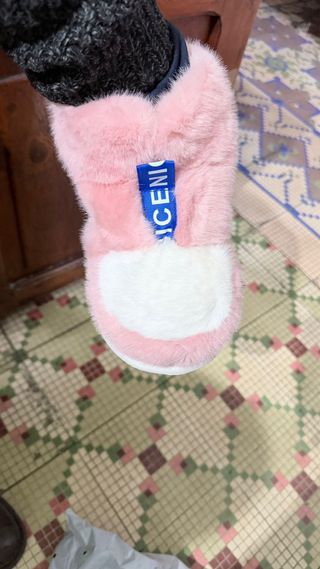 Zapatillas de peluche rosas y blancas