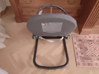 Mecedora bebé Chicco gris oscuro, casi nueva.