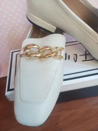 Mocasines blancos con cadena dorada