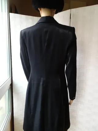 Jersey negro con botón joya