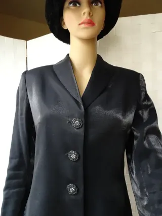 Jersey negro con botón joya