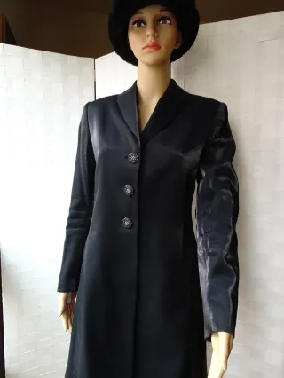 Jersey negro con botón joya