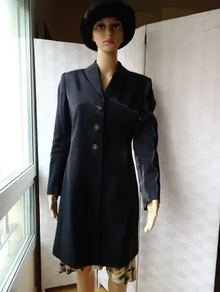 Jersey negro con botón joya