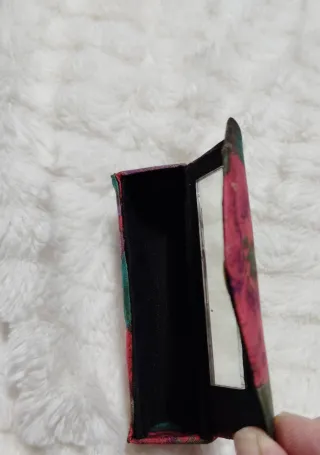 Porta pintalabios floral con espejo