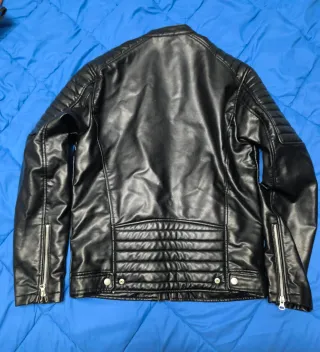 Cazadora efecto piel negra Pull&Bear