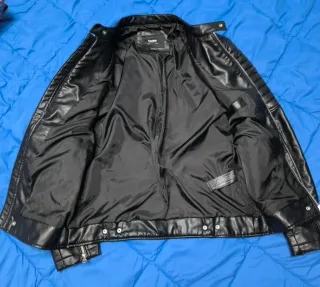 Cazadora efecto piel negra Pull&Bear