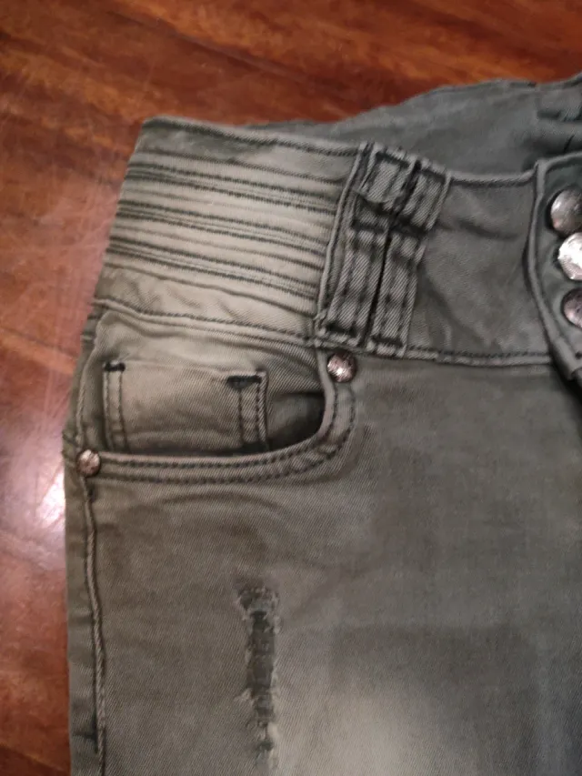 Pantalón pitillo verde desgastado