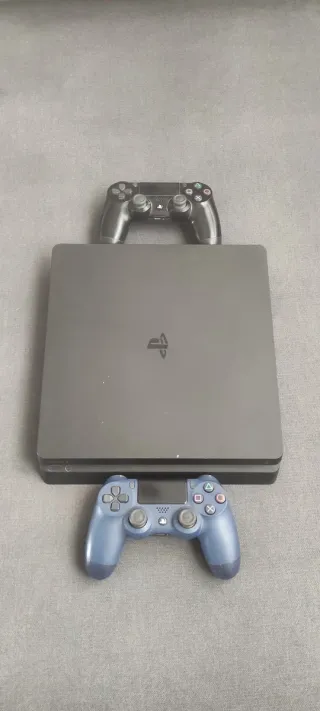 PS4 Slim 1TB Negra y Azul + 2 Mandos