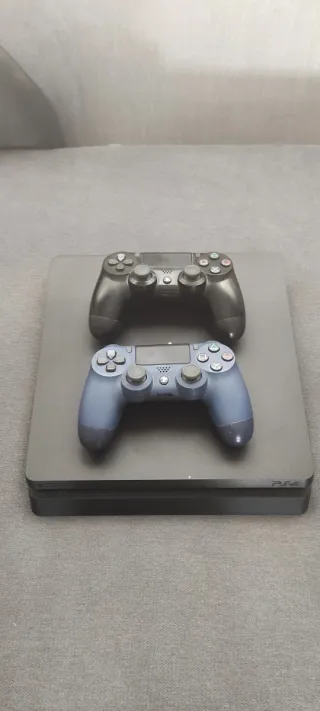 PS4 Slim 1TB Negra y Azul + 2 Mandos