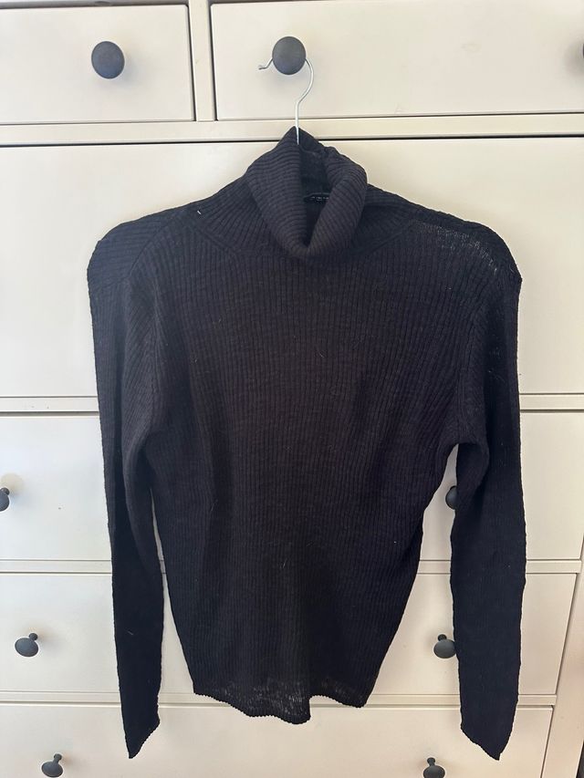 Zara reinventa el clásico jersey negro con una de las