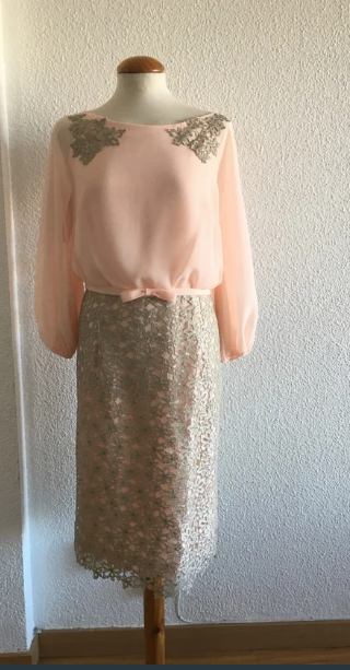 Vestido midi rosa y dorado con encaje