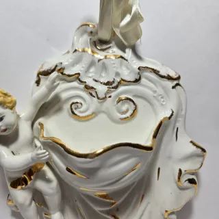 Acquasantiera in ceramica bianca e oro con putto