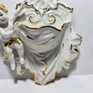 Acquasantiera in ceramica bianca e oro con putto
