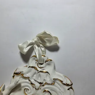 Acquasantiera in ceramica bianca e oro con putto
