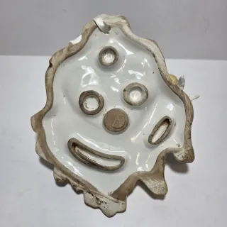 Acquasantiera in ceramica bianca e oro con putto