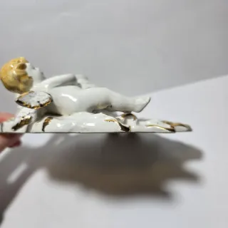 Acquasantiera in ceramica bianca e oro con putto