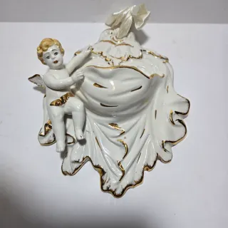 Acquasantiera in ceramica bianca e oro con putto