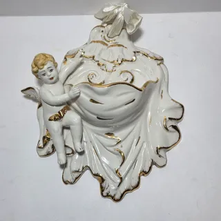 Acquasantiera in ceramica bianca e oro con putto