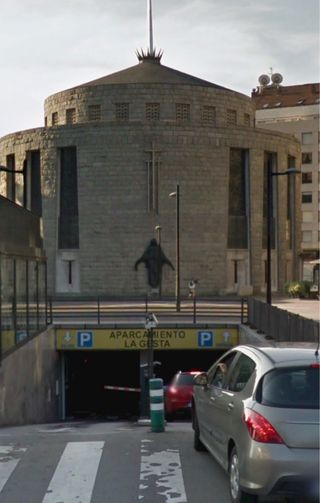 Se alquila plaza de garaje para coche grande