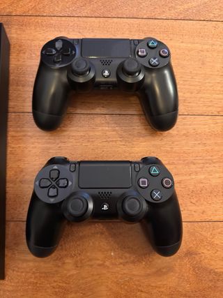 PS4 500GB Negra + 2 Mandos + 5 Juegos