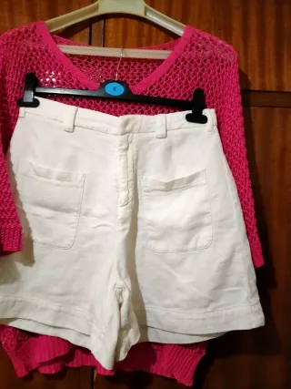 Conjunto Top Rosa y Shorts Blancos