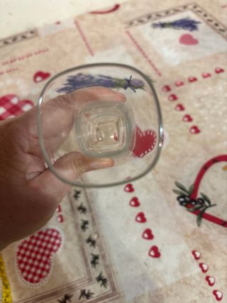 Vaso di vetro trasparente e rosa vintage