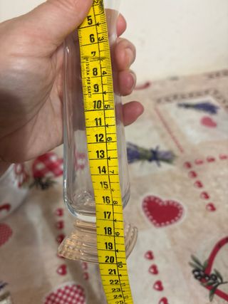 Vaso di vetro trasparente e rosa vintage