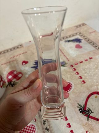 Vaso di vetro trasparente e rosa vintage