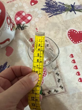 Vaso di vetro trasparente e rosa vintage