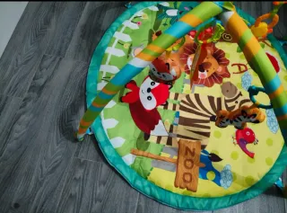 Gimnasio infantil con juegos