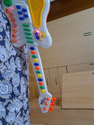 Guitarra musical infantil con luces y sonidos