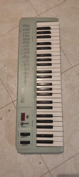 Teclado MIDI Midiplus 4 Octavas