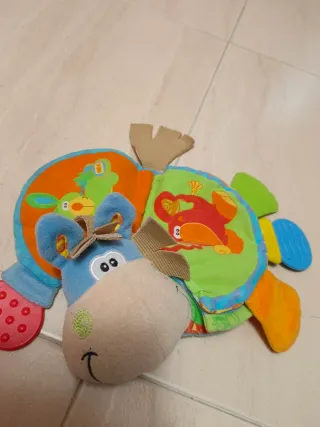 Juguete para bebé con texturas y colores