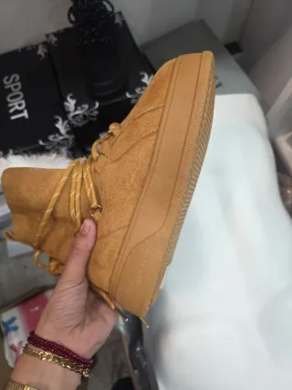 Botas de invierno marrones con forro blanco