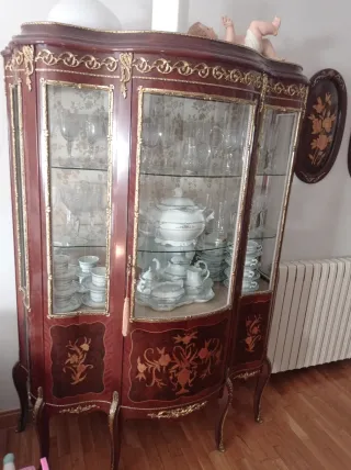 Vitrina Vintage Luis XV con Cristalería