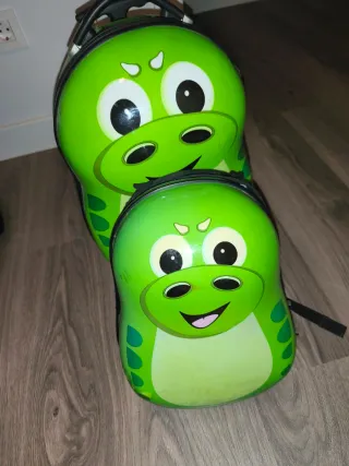 Pack Maleta y Mochila Viaje Infantil Dinosaurio