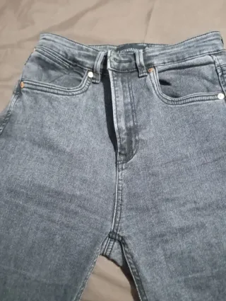 Pantalón vaquero Stradivarius gris T.36 Campana