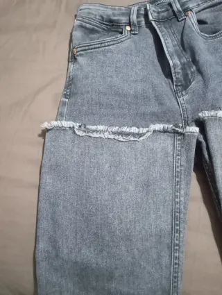 Pantalón vaquero Stradivarius gris T.36 Campana