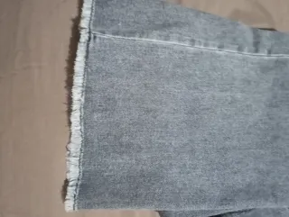 Pantalón vaquero Stradivarius gris T.36 Campana