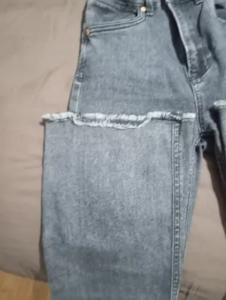 Pantalón vaquero Stradivarius gris T.36 Campana