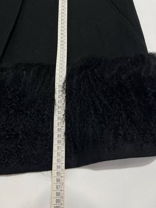 Abrigo negro con detalles de pelo