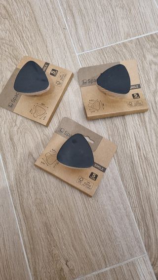 3 Percheros Negros Triangulares