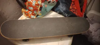 Patineta con diseño de mono y calavera