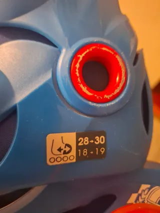 Patines en línea y casco azul