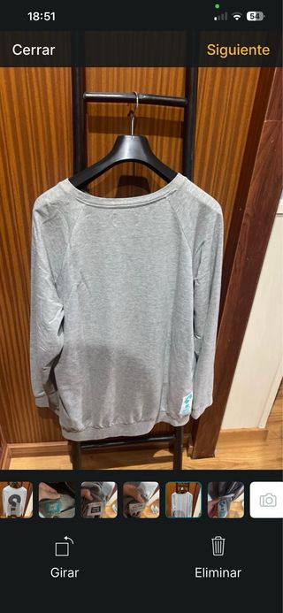 Sudadera gris con gran signo de interrogación