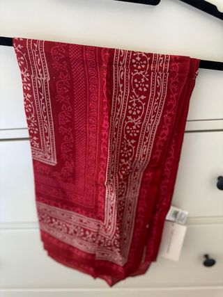 Pañuelo seda Zara rojo estampado
