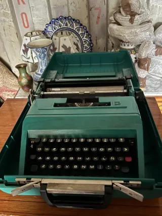 Máquina de escribir verde con maletín